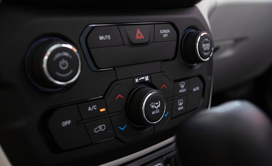 Детали интерьера Jeep Renegade Limited (BU) 2018 года  (NA) (фото 13 из 30)